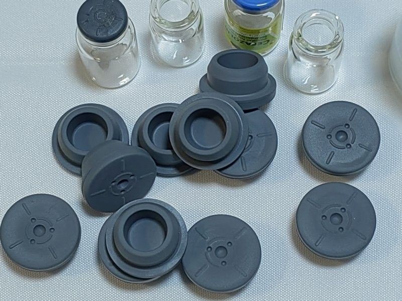 Bouchon en caoutchouc de 13 mm et 32 mm Bouchon en caoutchouc de butyle médical gris pour injection Vials en verre