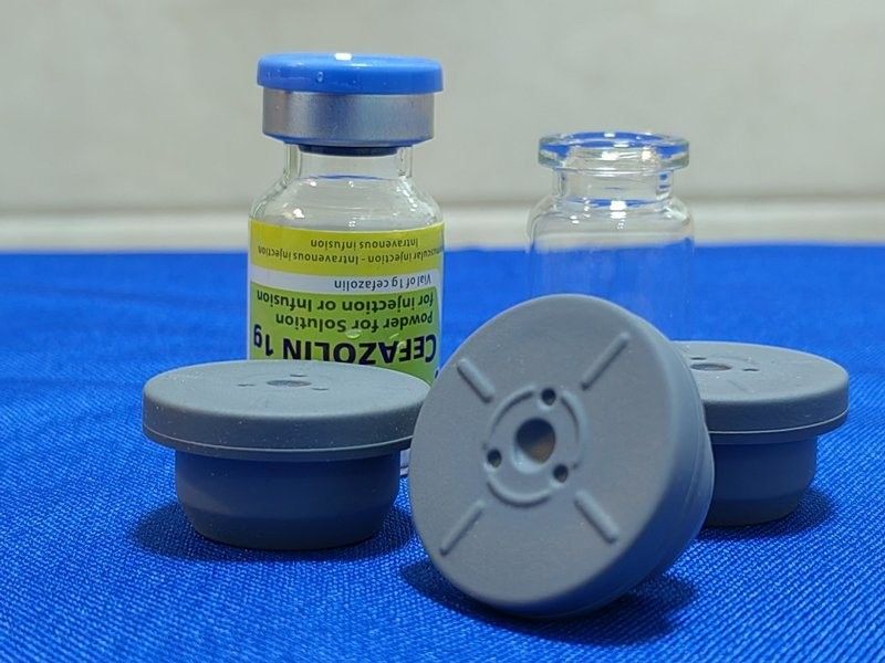 Conformité aux BPF 13 mm 20 mm 23 mm 28 mm 32 mm Bouchon en caoutchouc butyle médical rond stérile pour bouteille de perfusion en verre