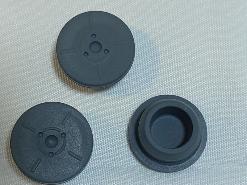 Conformité aux BPF 13 mm 20 mm 23 mm 28 mm 32 mm Bouchon en caoutchouc butyle médical rond stérile pour bouteille de perfusion en verre